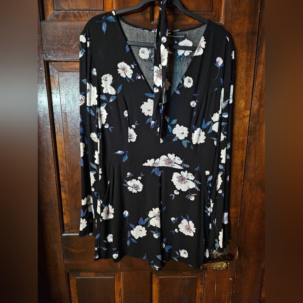 Very pretty romper, has pockets on the shorts